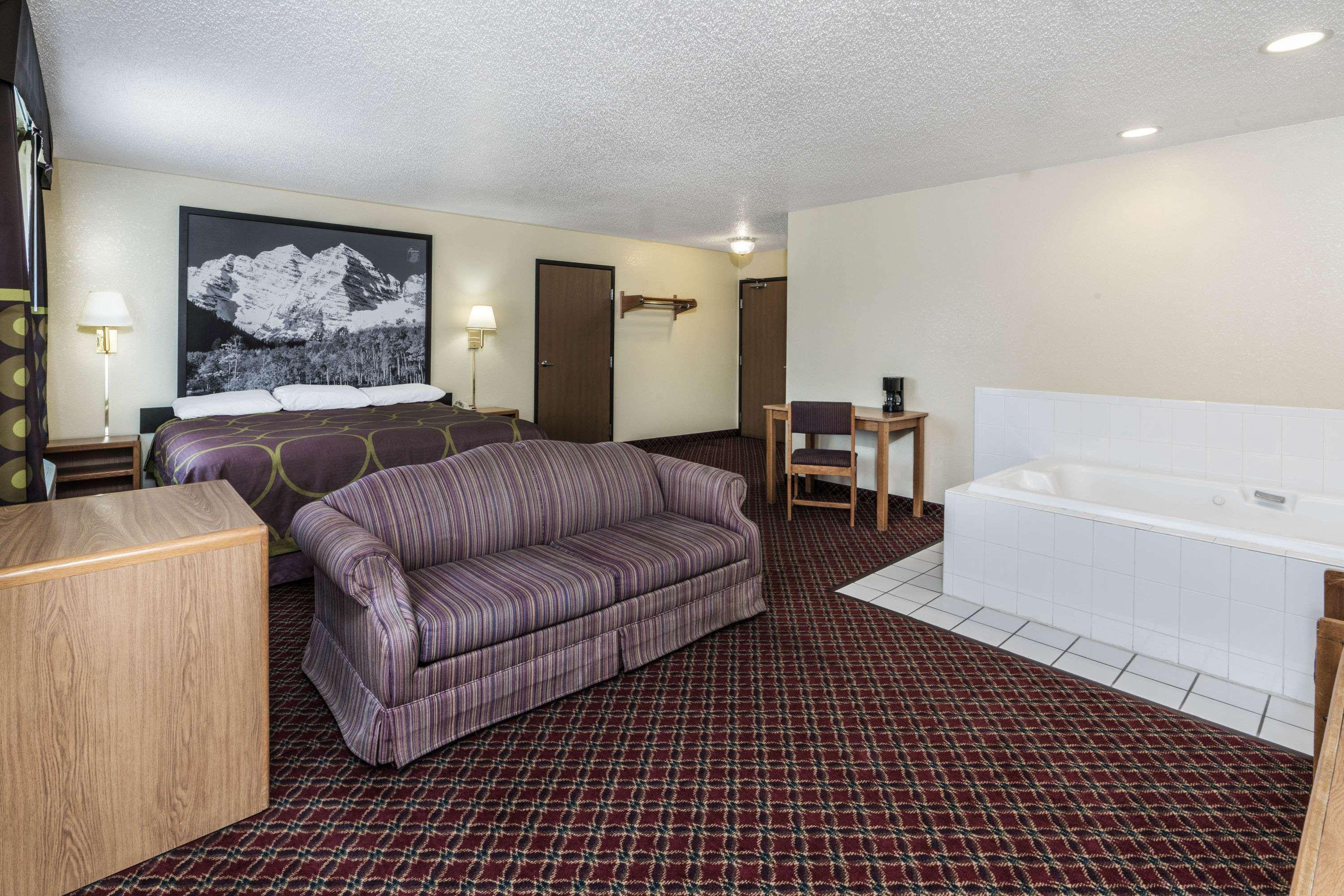 ซูเปอร์ 8 บาย วินด์แฮม ฟาวเทน Hotel Fountain ภายนอก รูปภาพ