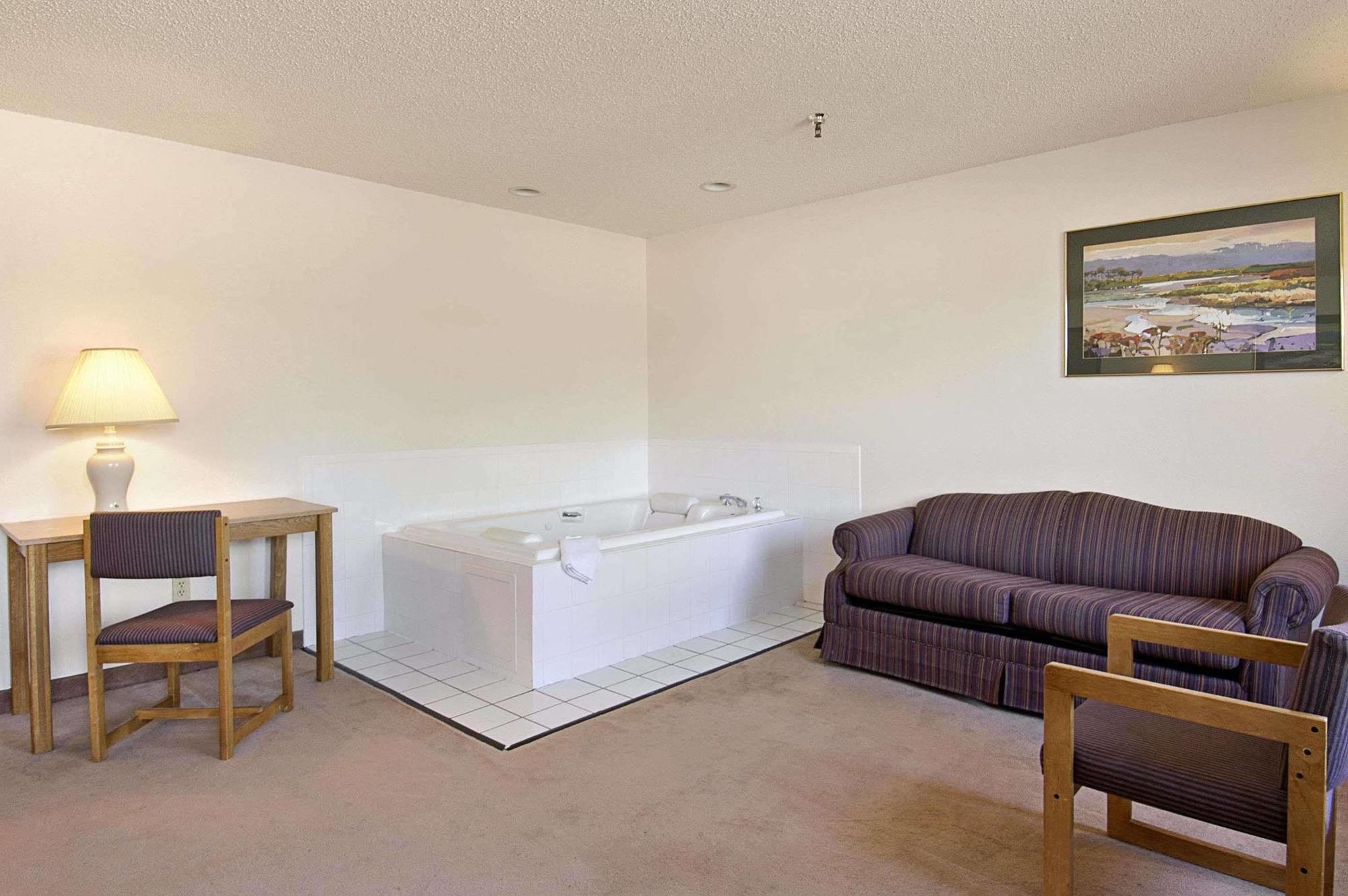 ซูเปอร์ 8 บาย วินด์แฮม ฟาวเทน Hotel Fountain ภายนอก รูปภาพ